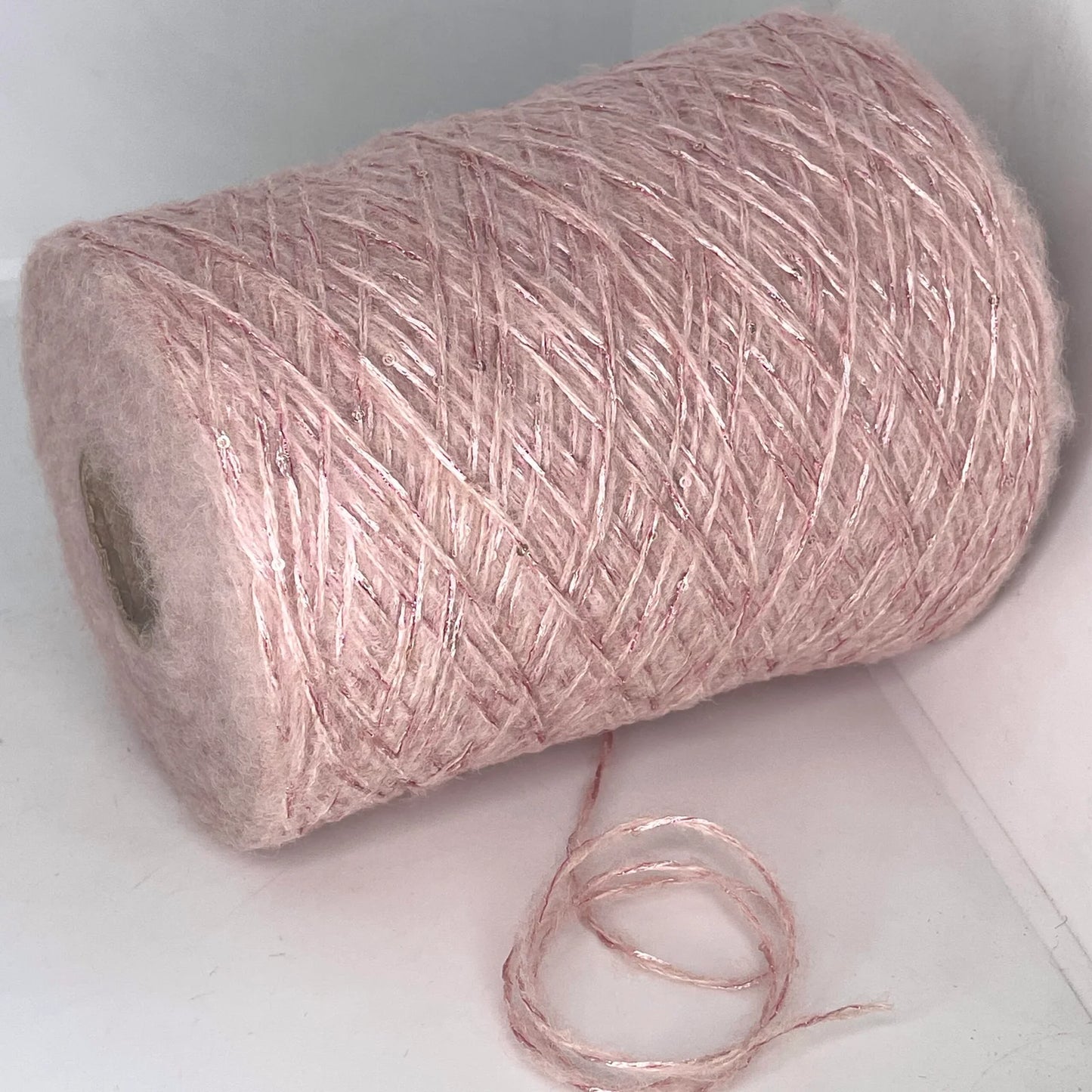 5% Merino Wool, 24% Polyamide, 35% Acrylic, 36% Polyester (Sequin)